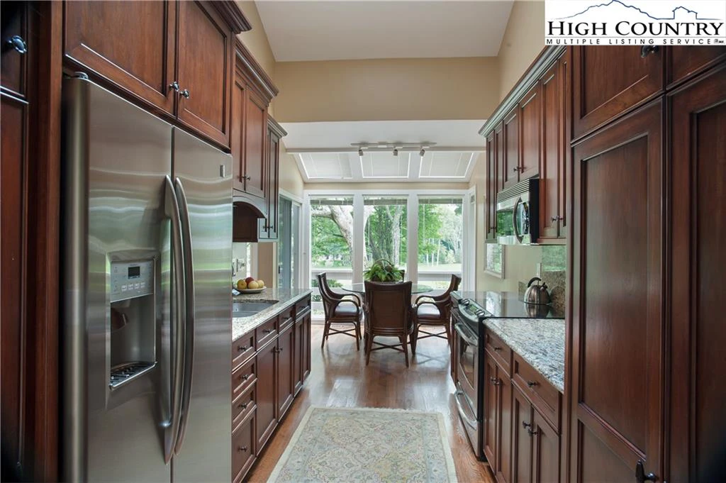 Image number 3 for the current listing