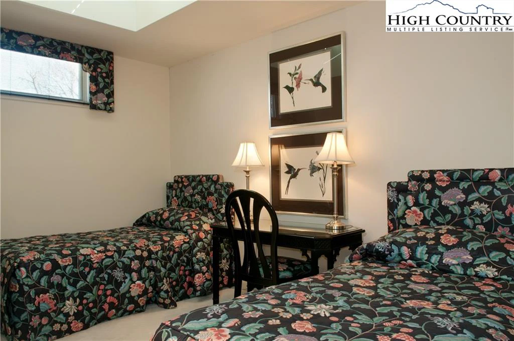 Image number 9 for the current listing