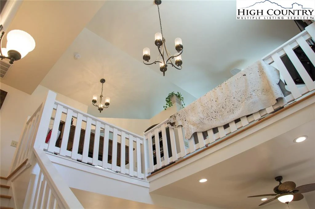 Image number 3 for the current listing