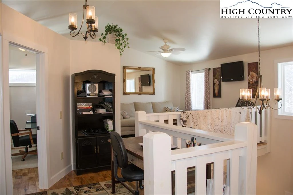 Image number 4 for the current listing