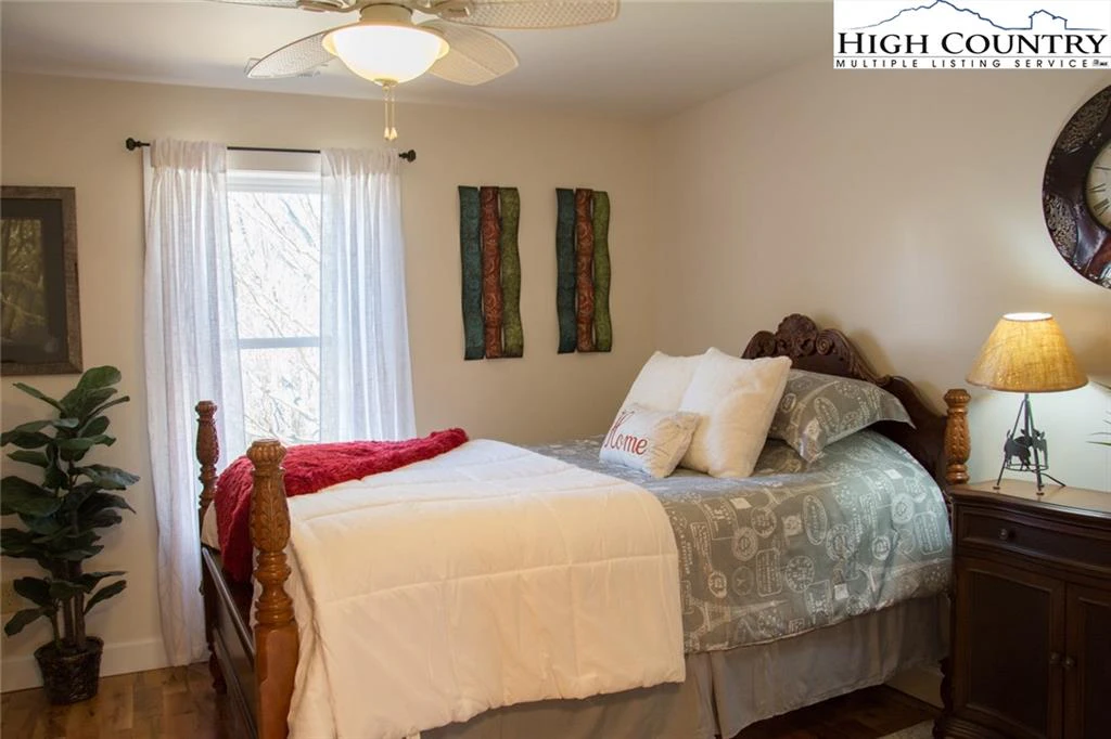 Image number 7 for the current listing