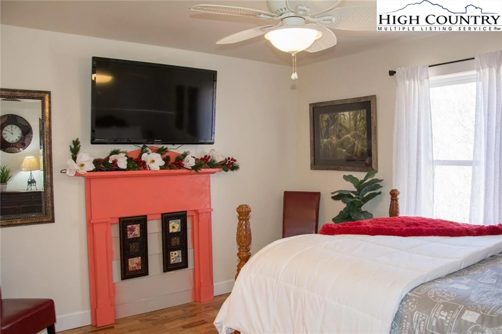 Image number 9 for the current listing