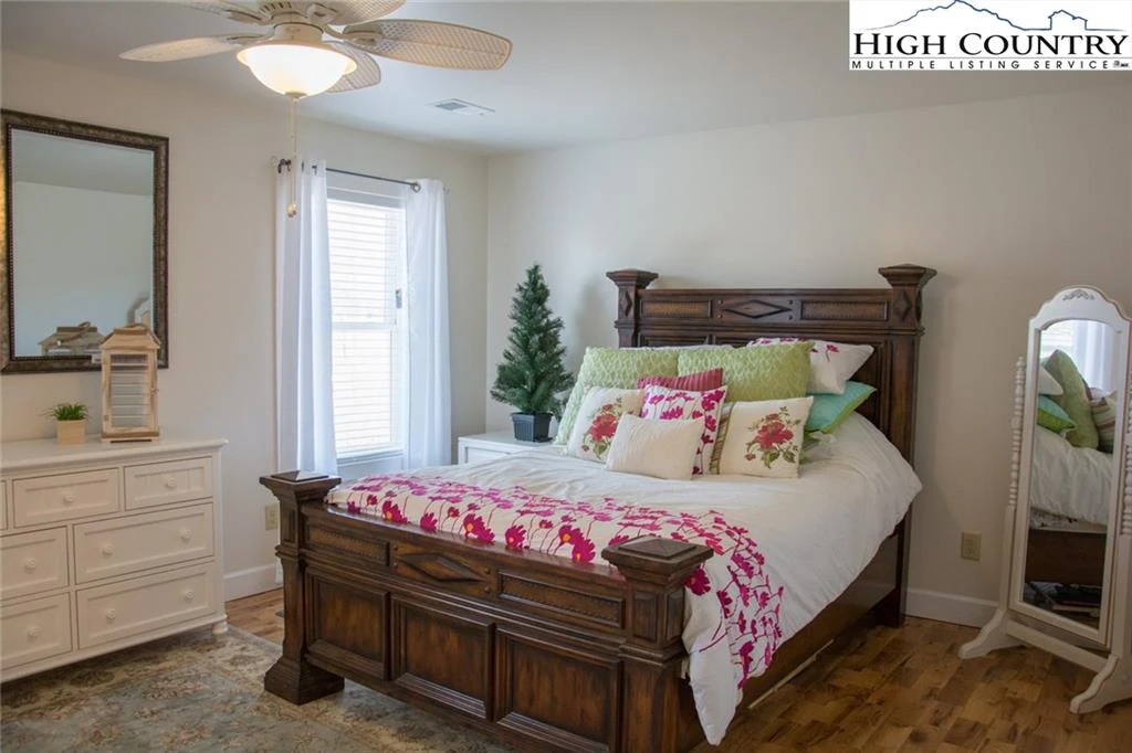 Image number 2 for the current listing