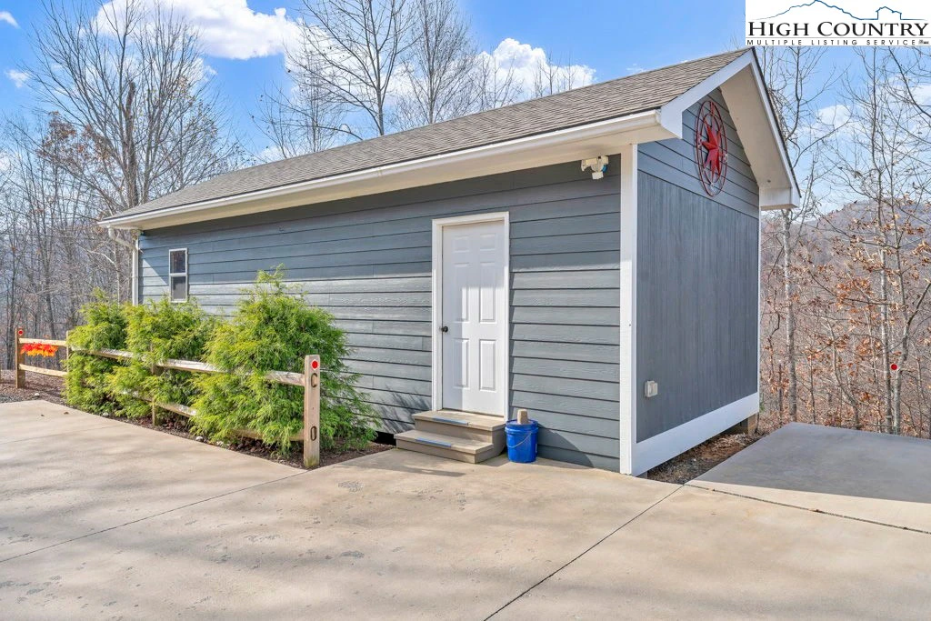 Image number 13 for the current listing