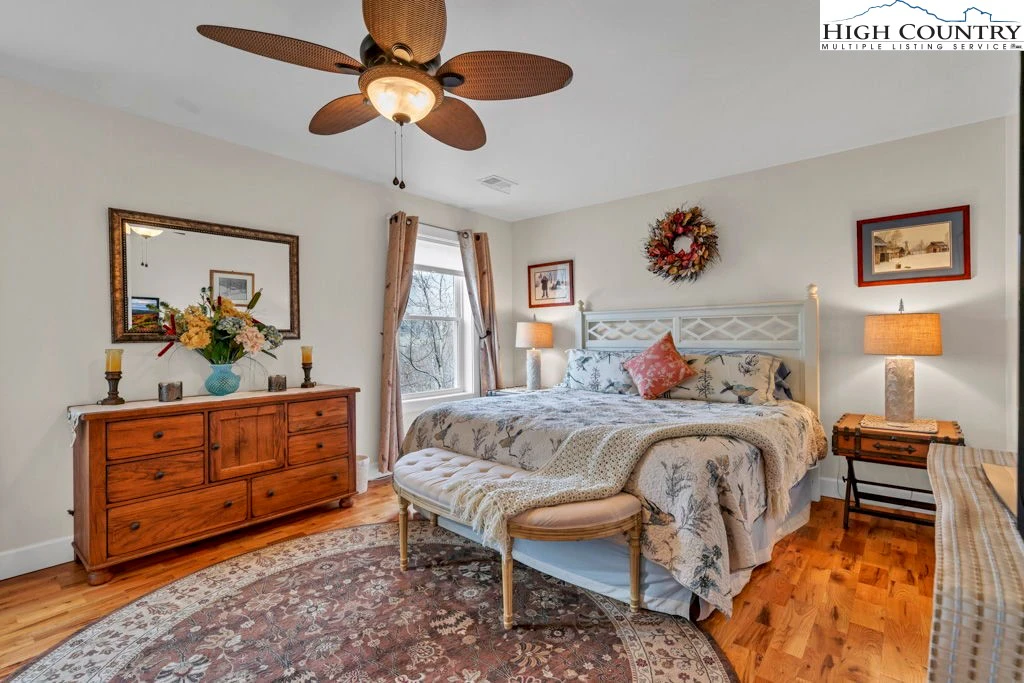 Image number 5 for the current listing