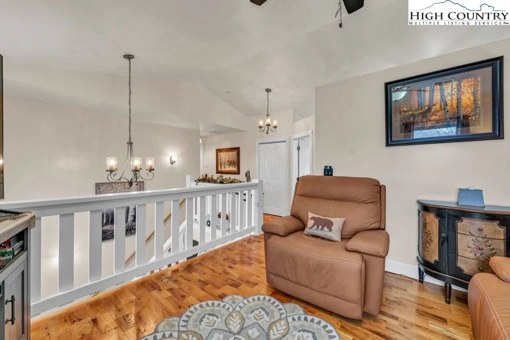 Image number 11 for the current listing