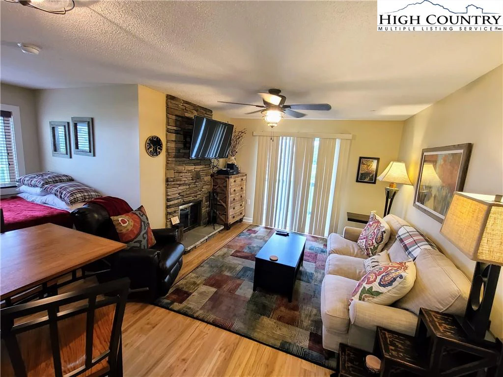 Image number 1 for the current listing
