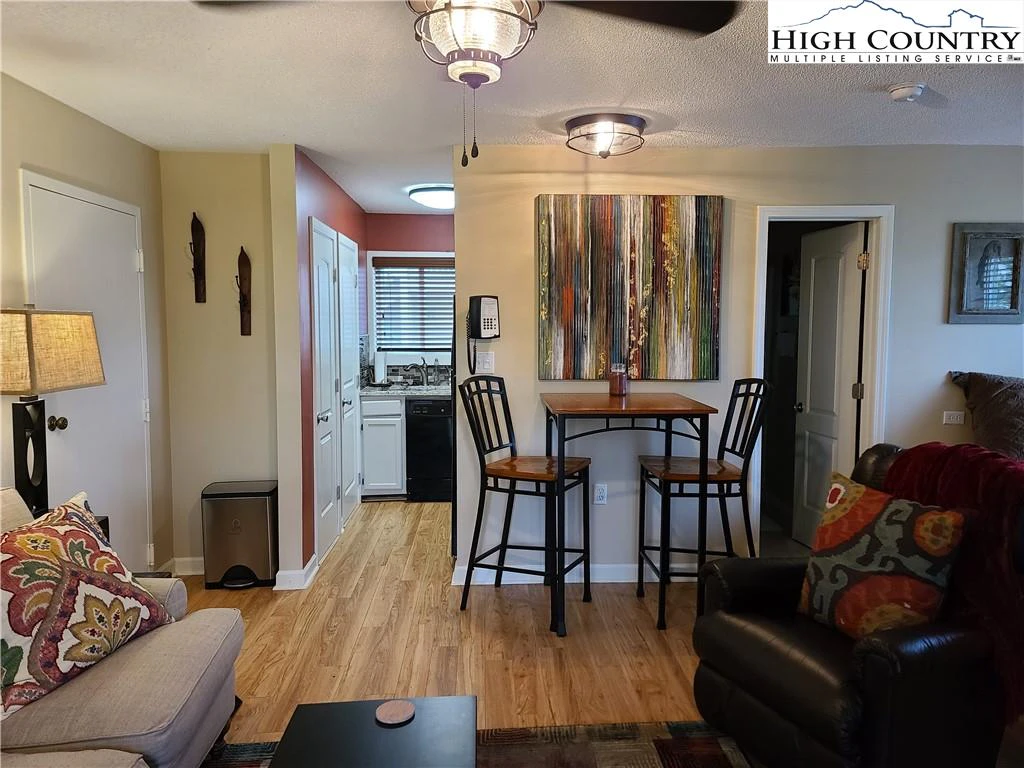 Image number 2 for the current listing