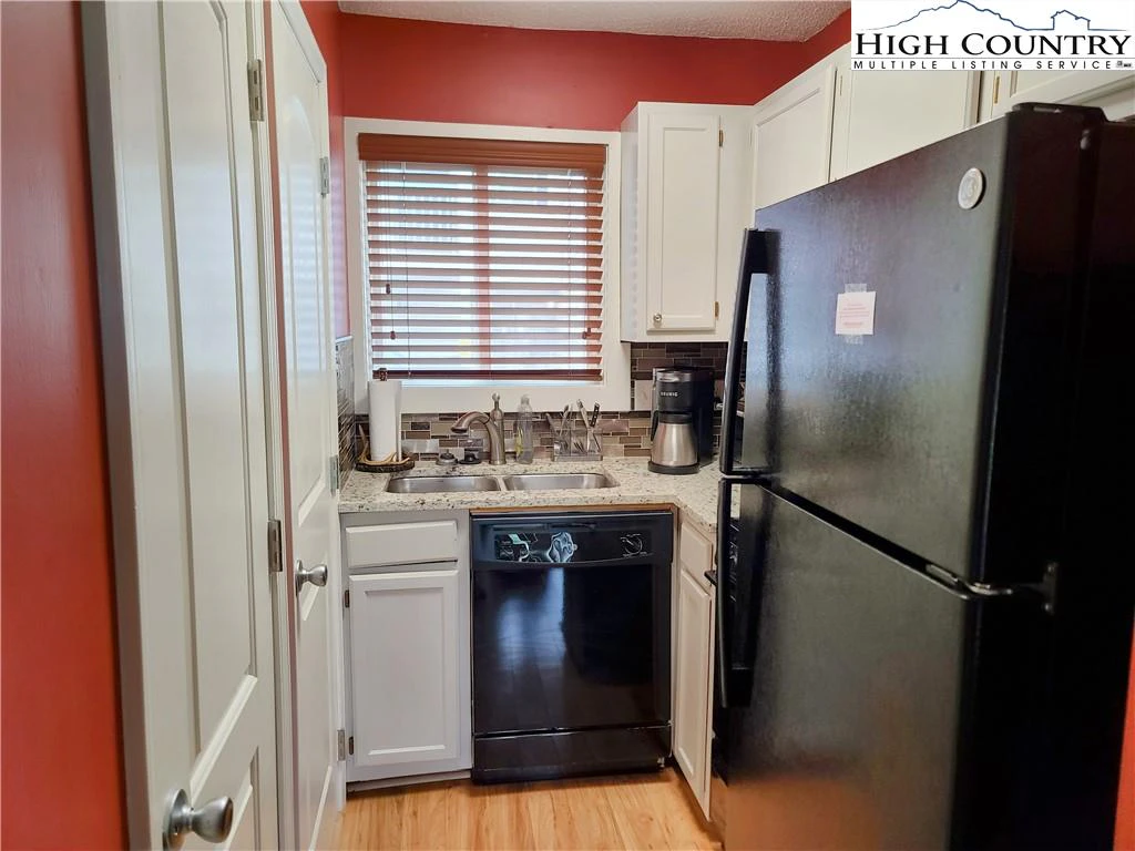 Image number 21 for the current listing