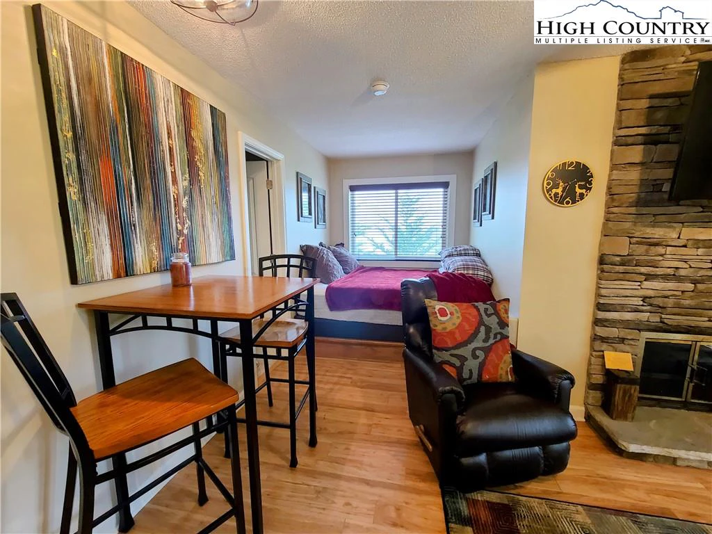 Image number 17 for the current listing