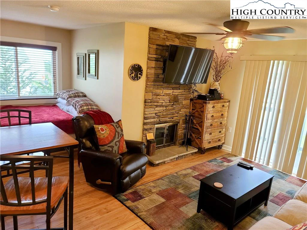 Image number 15 for the current listing