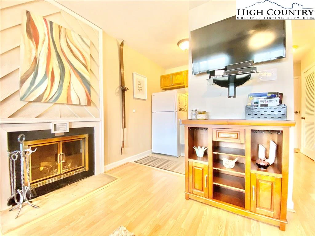 Image number 1 for the current listing