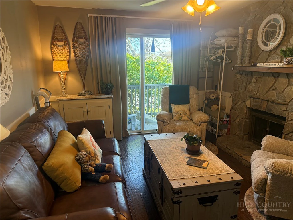 Image number 3 for the current listing