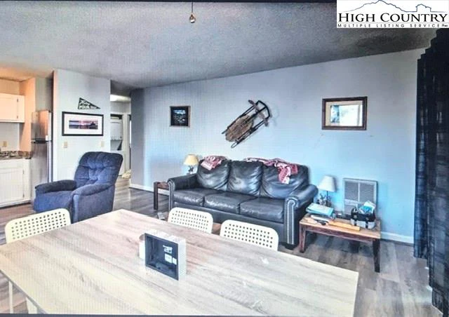 Image number 19 for the current listing