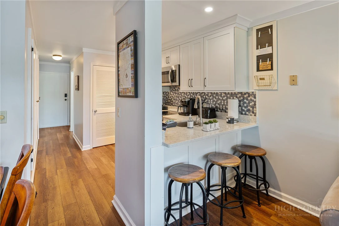 Image number 4 for the current listing