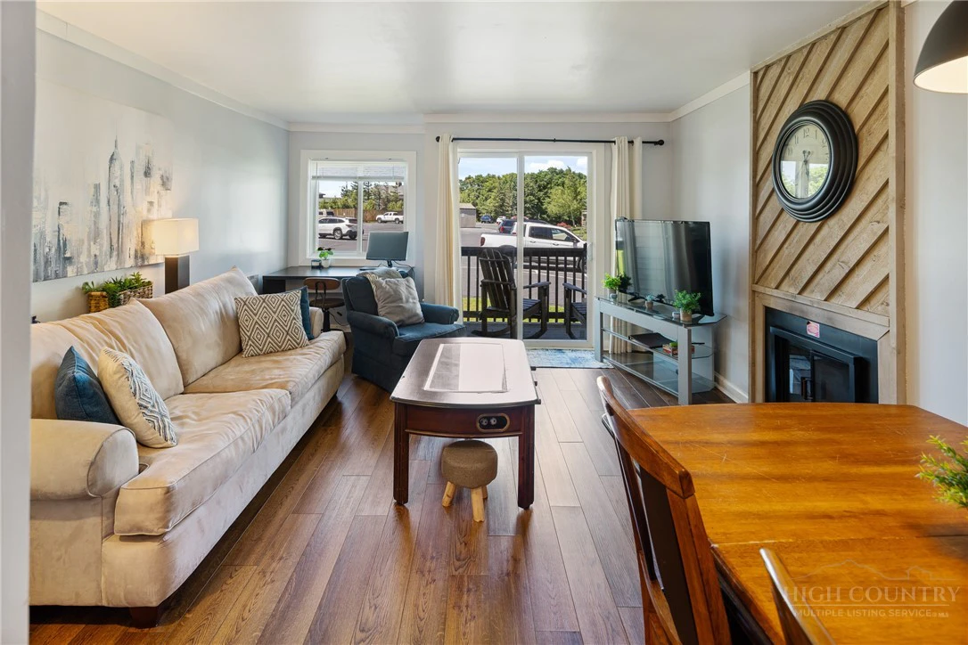 Image number 13 for the current listing