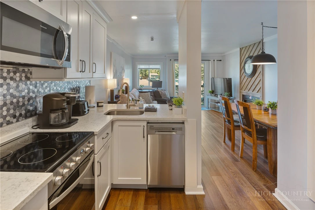 Image number 5 for the current listing