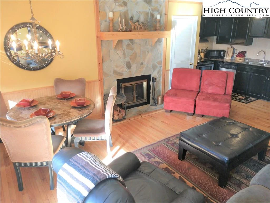 Image number 2 for the current listing