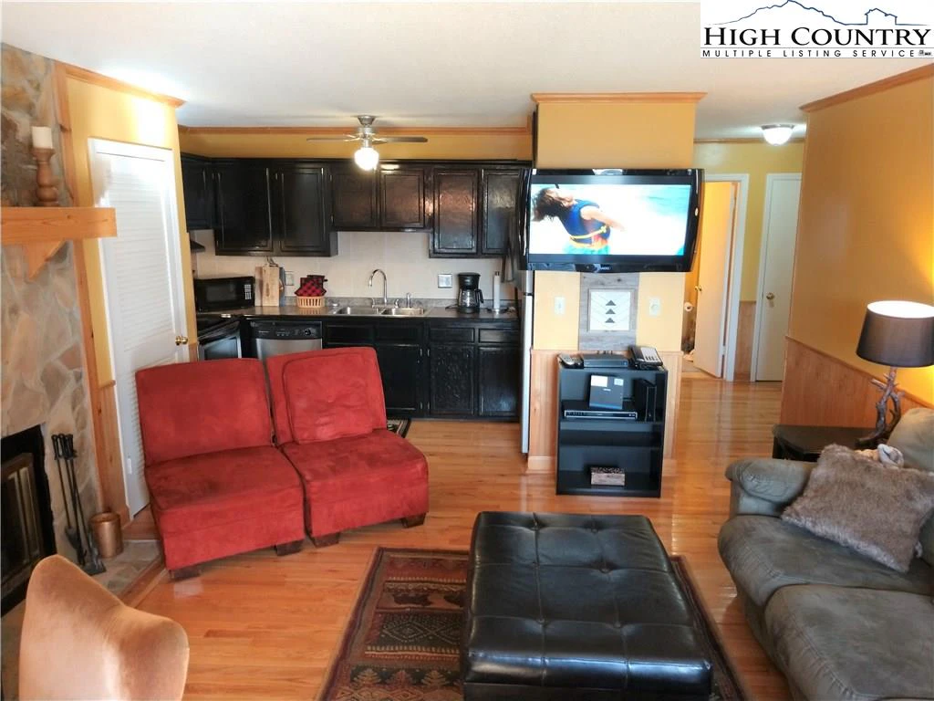 Image number 14 for the current listing
