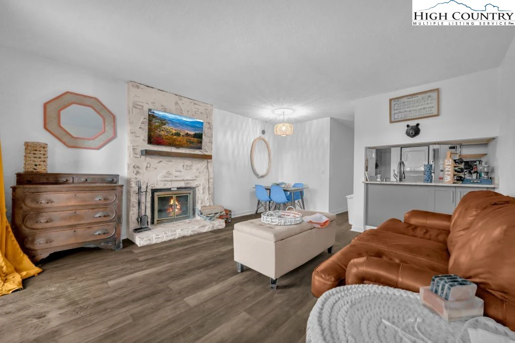 Image number 13 for the current listing