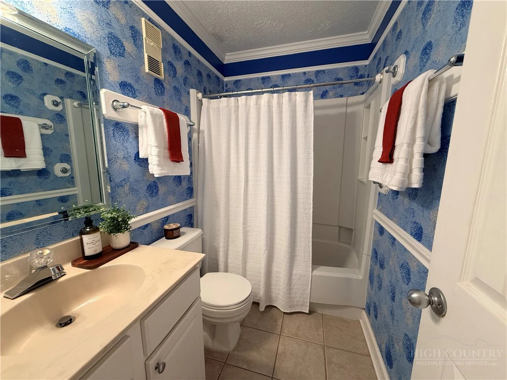Image number 13 for the current listing
