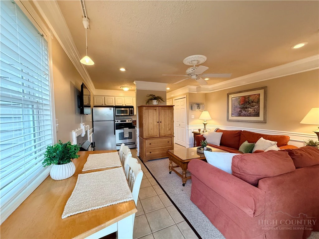 Image number 3 for the current listing