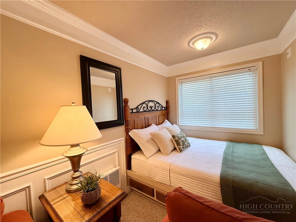 Image number 5 for the current listing