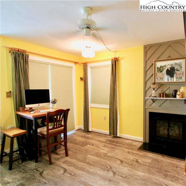 Image number 2 for the current listing