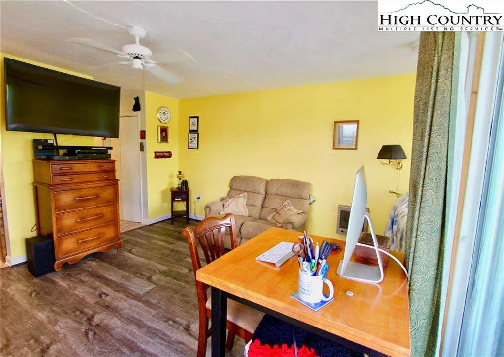 Image number 15 for the current listing