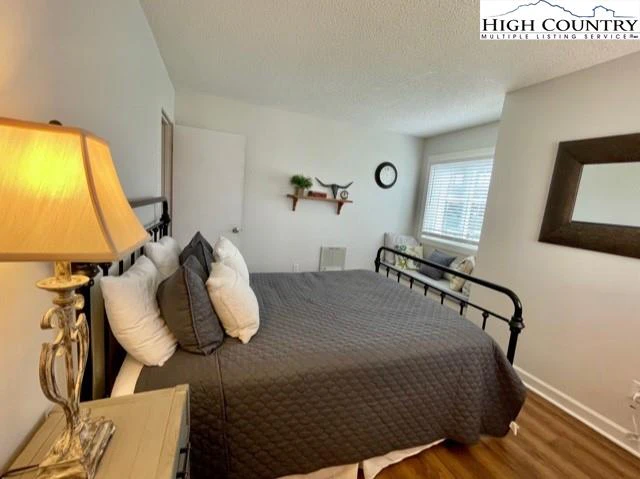 Image number 9 for the current listing