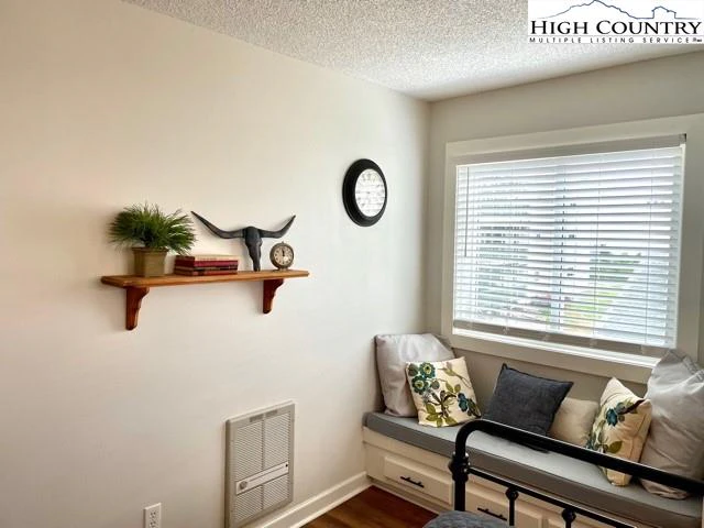 Image number 8 for the current listing