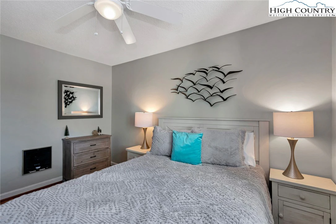 Image number 14 for the current listing