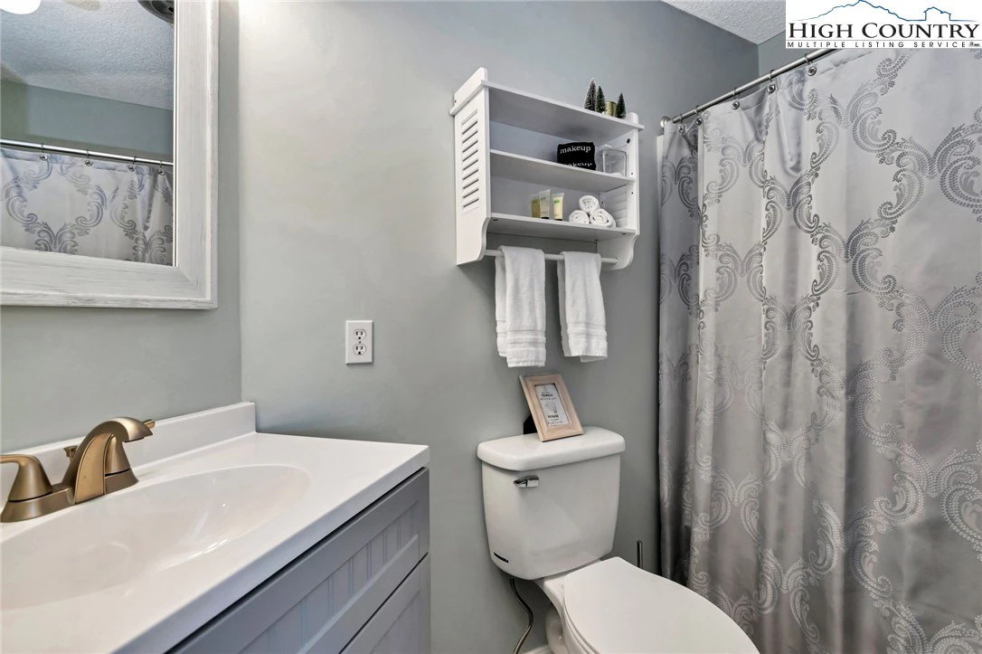 Image number 3 for the current listing