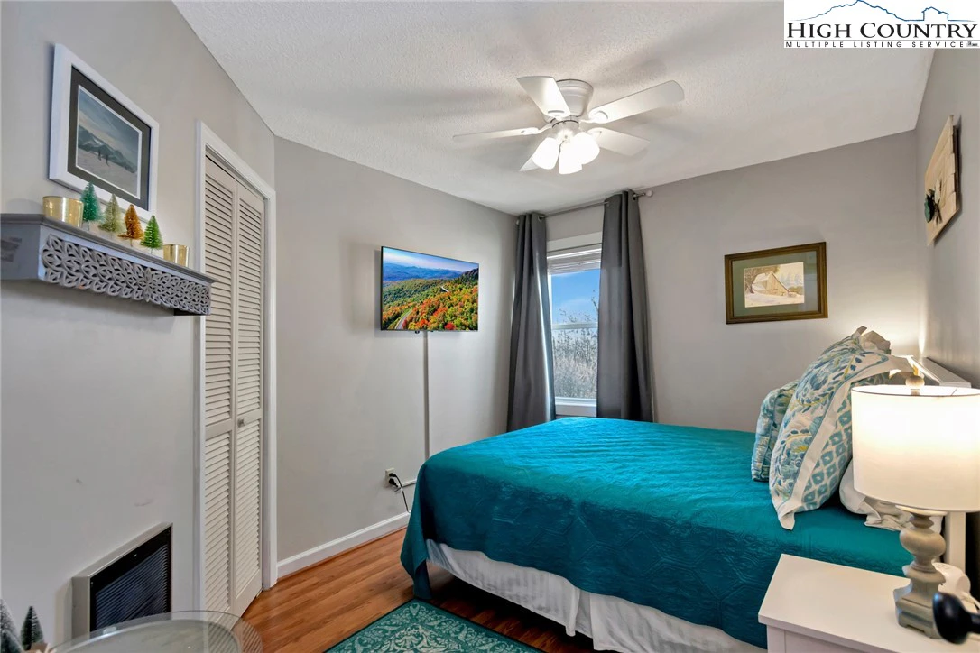 Image number 5 for the current listing