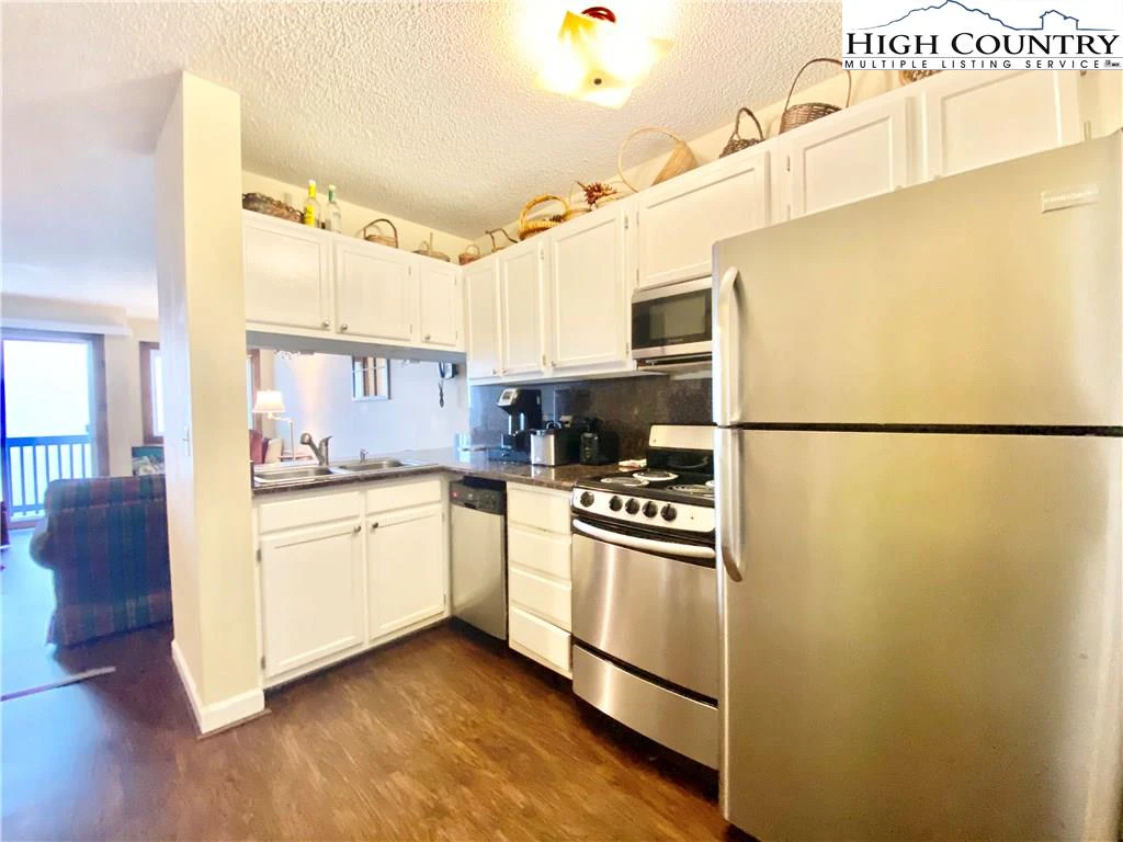 Image number 1 for the current listing