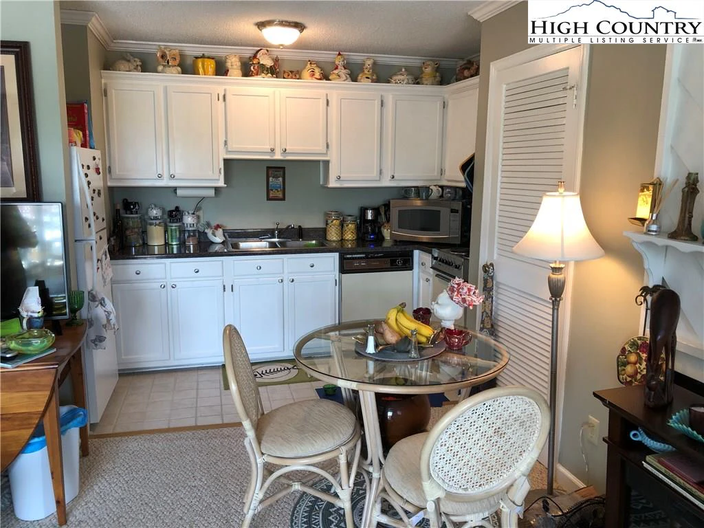 Image number 3 for the current listing