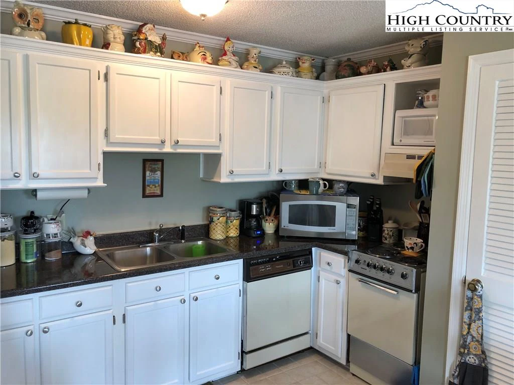 Image number 4 for the current listing