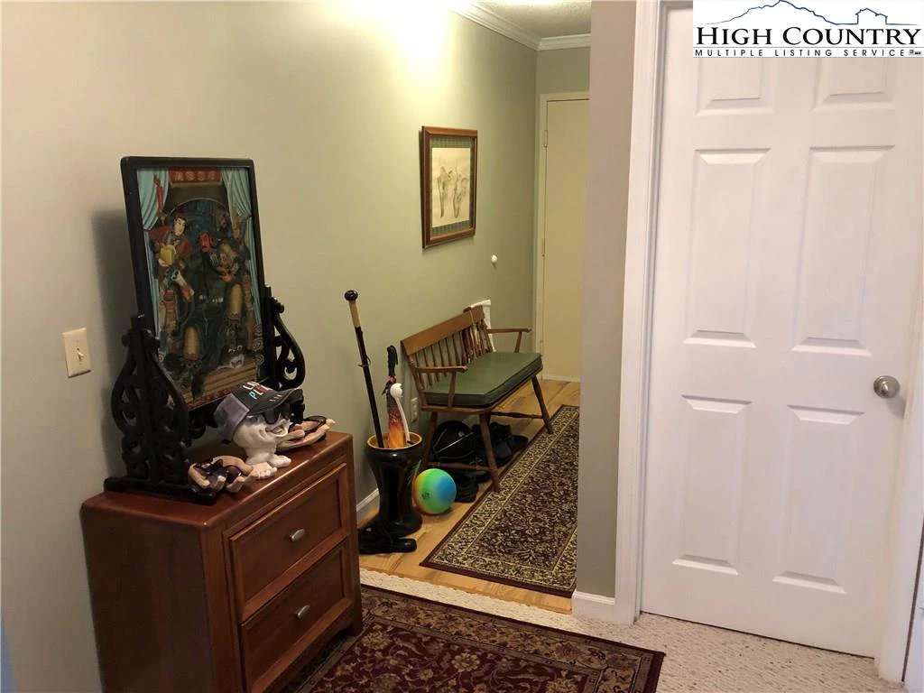 Image number 9 for the current listing