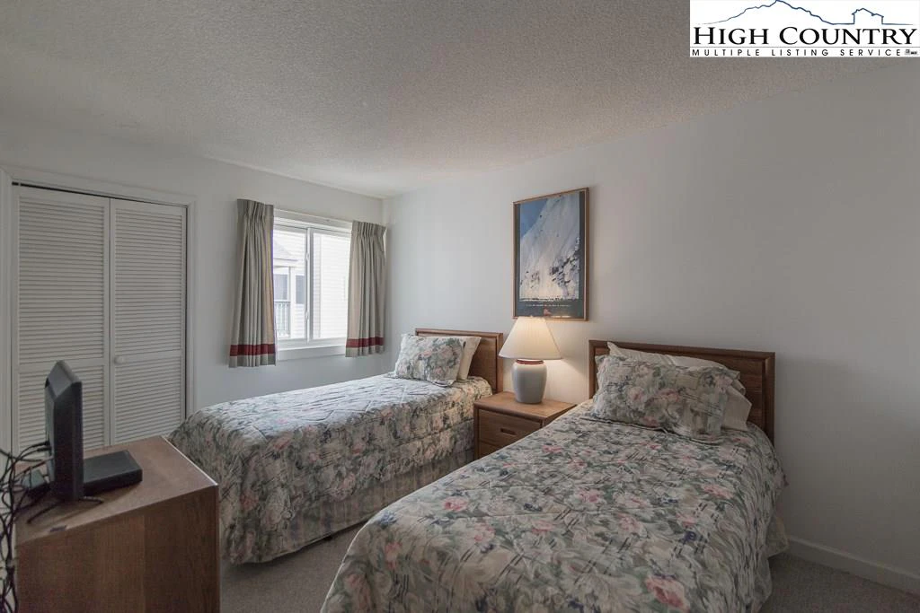Image number 3 for the current listing