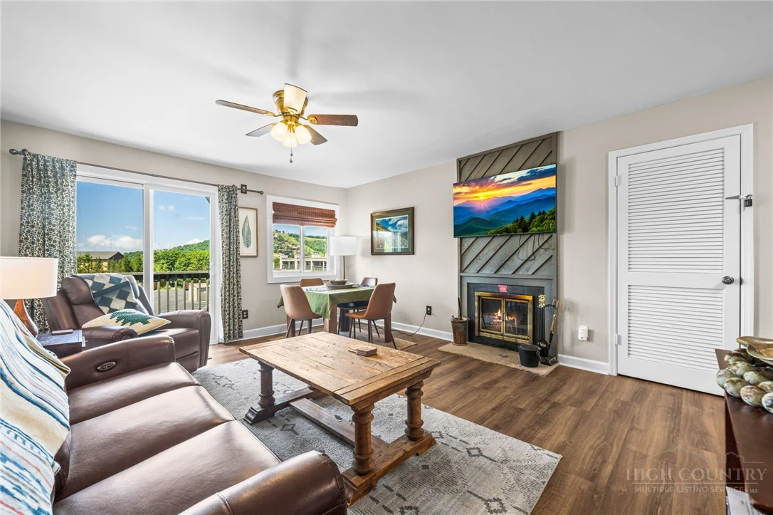 Image number 4 for the current listing