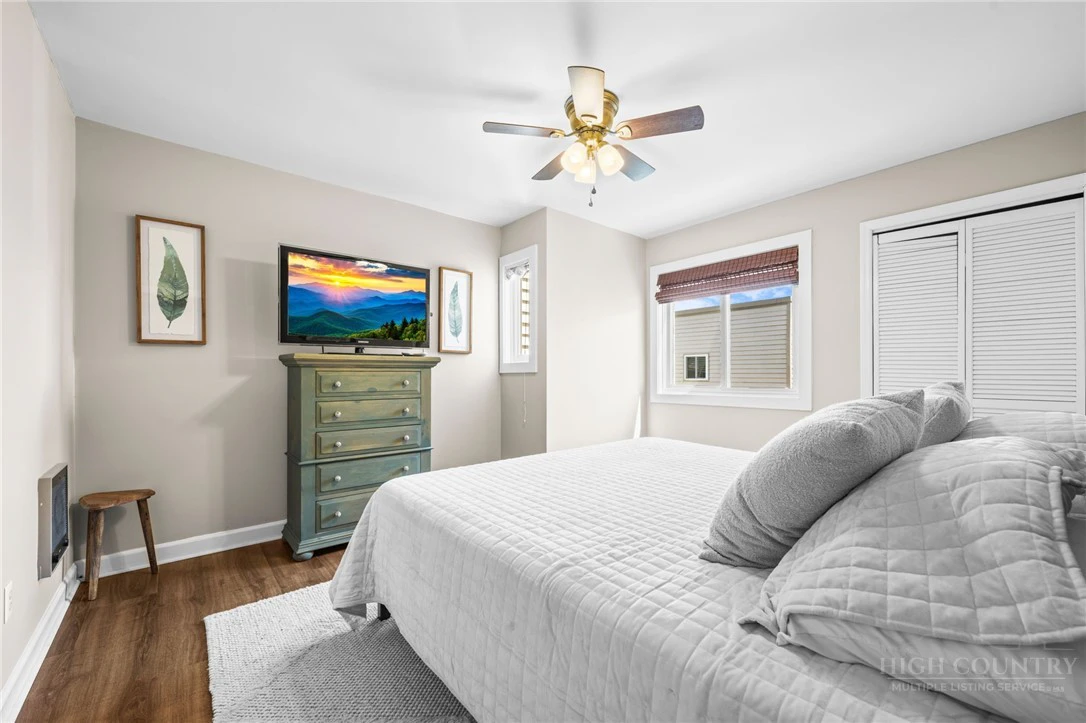 Image number 16 for the current listing