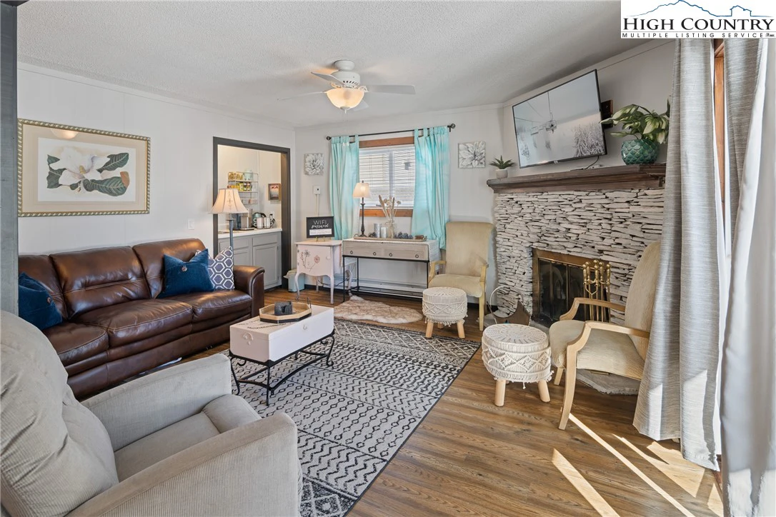 Image number 1 for the current listing