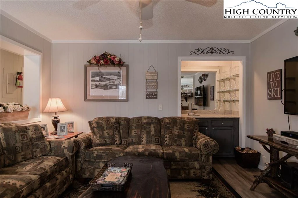 Image number 7 for the current listing