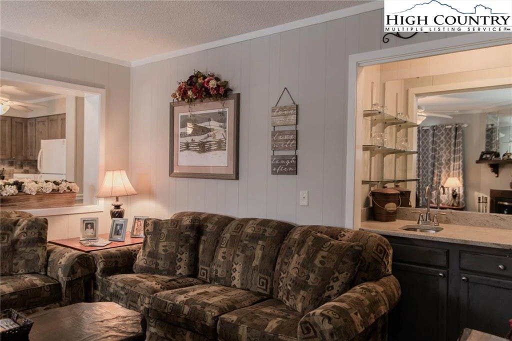 Image number 8 for the current listing
