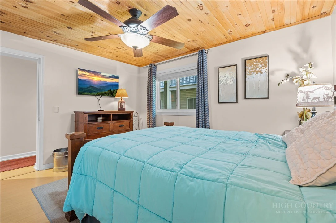 Image number 13 for the current listing
