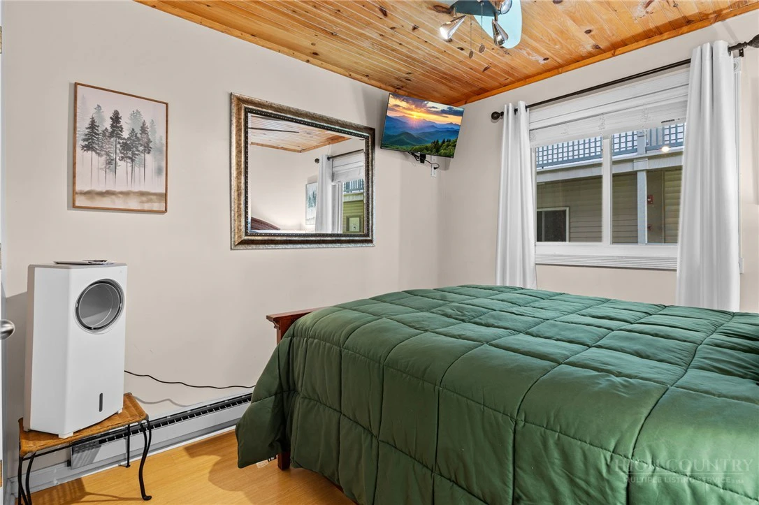 Image number 17 for the current listing