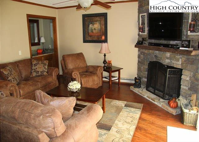 Image number 8 for the current listing