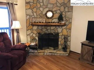 Image number 1 for the current listing