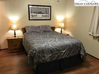 Image number 19 for the current listing