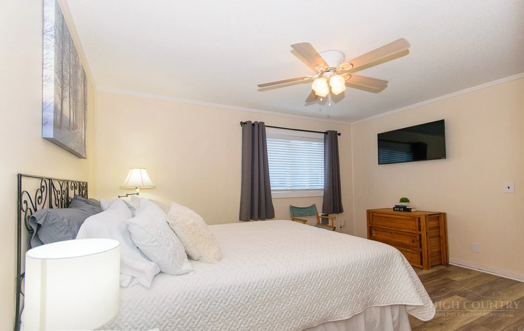 Image number 3 for the current listing